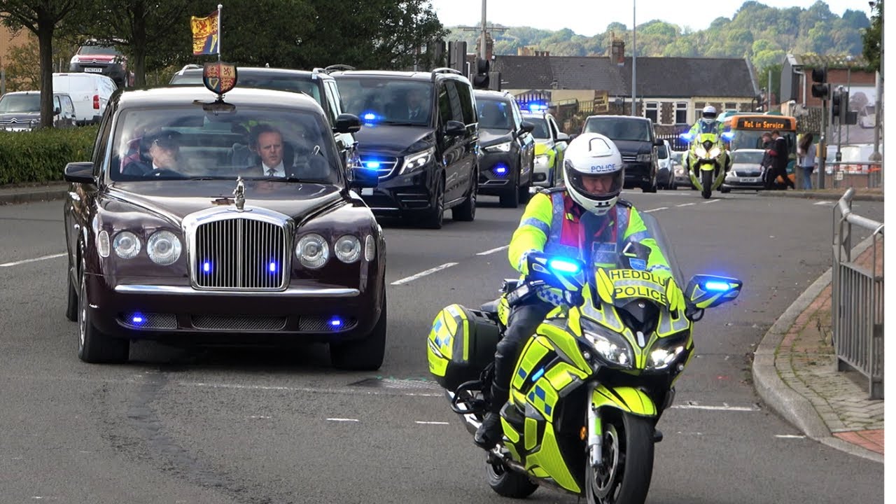 QUEEN ELIZABETH MOTORCADE! Armed Police escort & unmarked cars responding