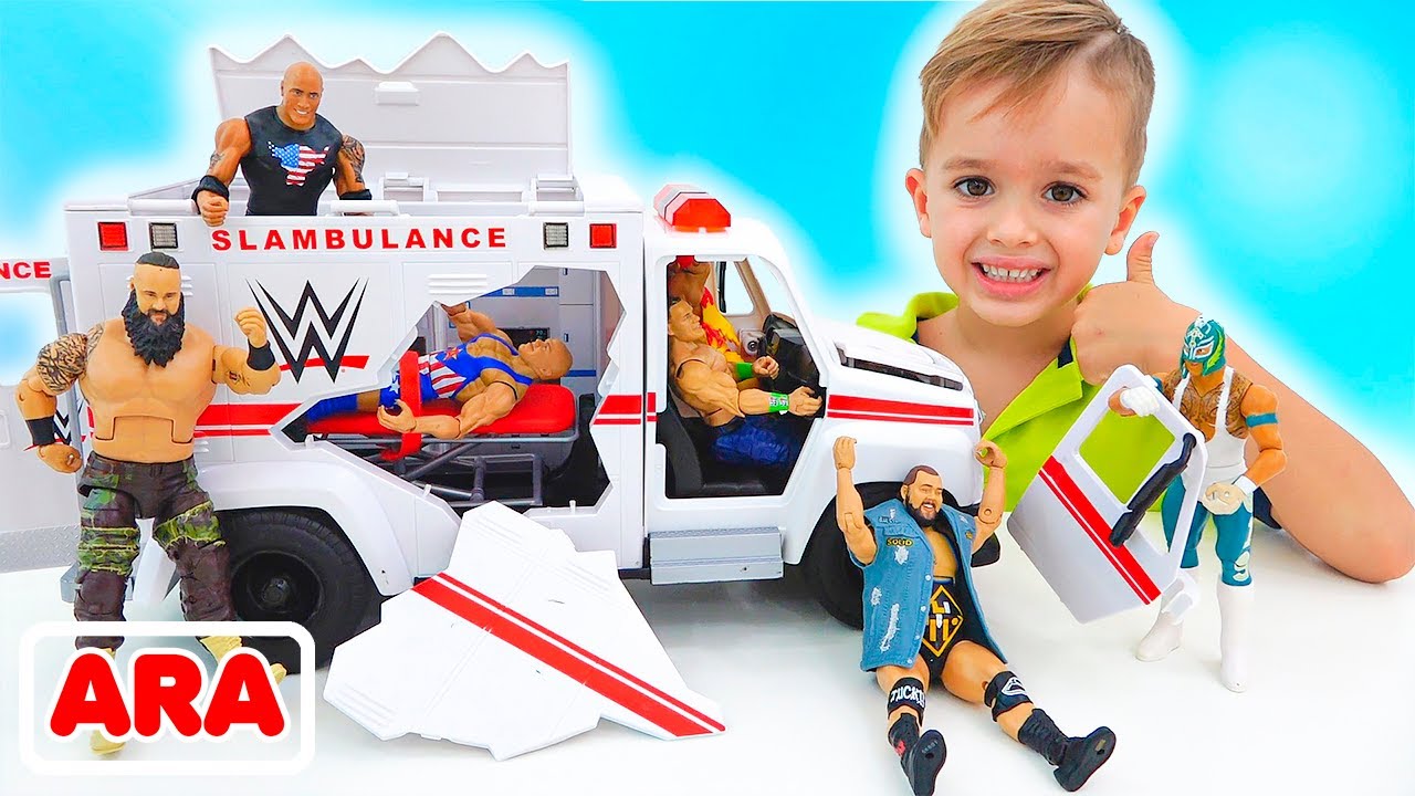يلعب فلاد ونيكي بلعبة عربة WWE