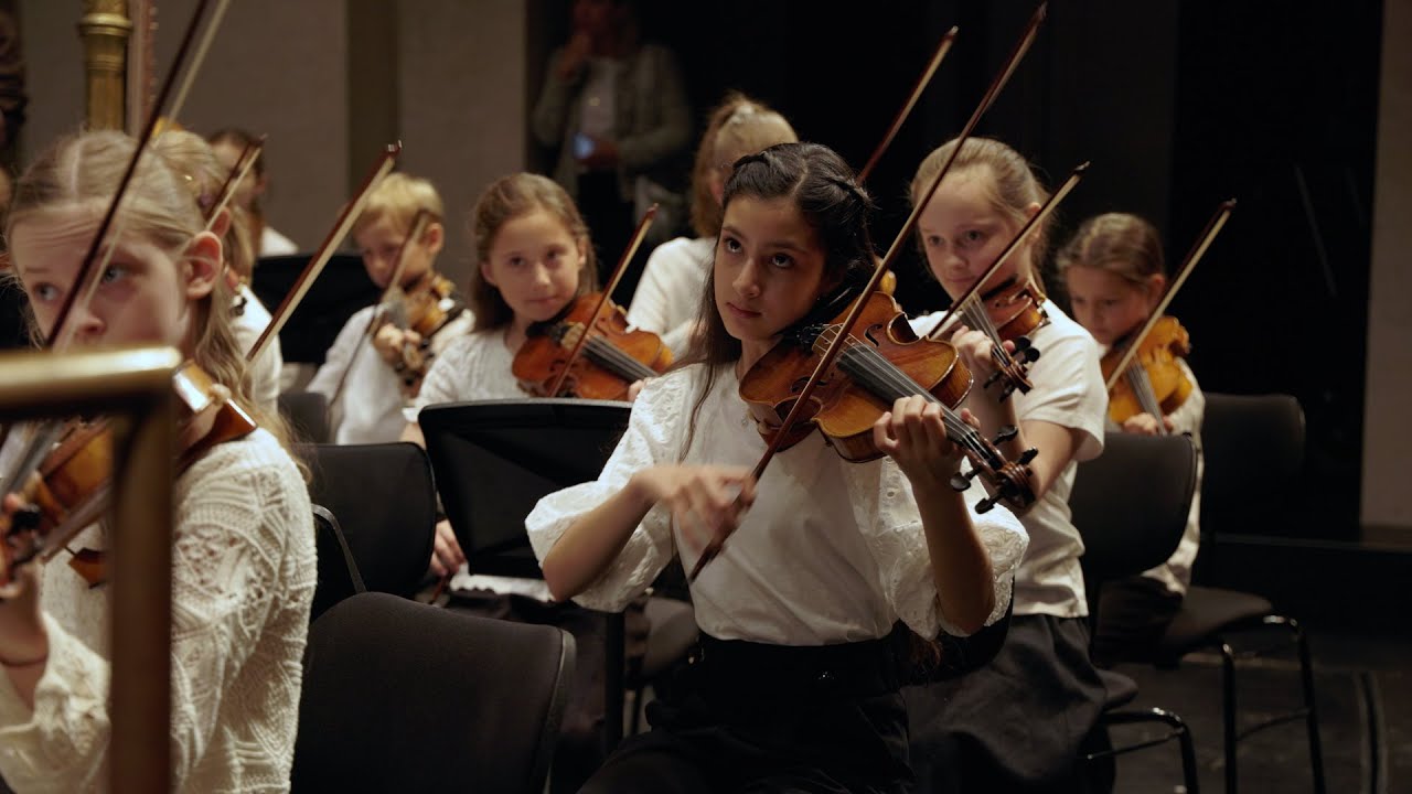 Kleine Talente auf der gro&szlig;en B&uuml;hne - das Opernkinderorchester spielt Tschaikowskys Dornr&ouml;schen