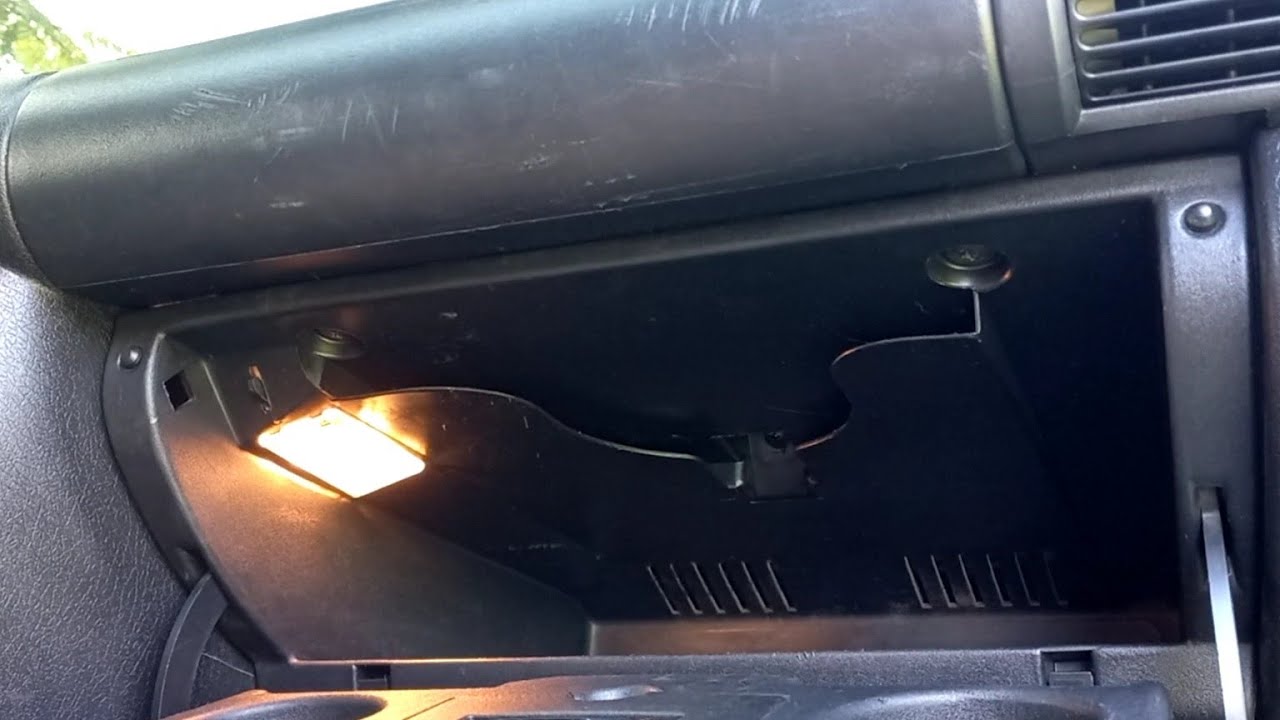 como instalar a iluminação do porta-luvas do Corsa? 🤔👍😎520