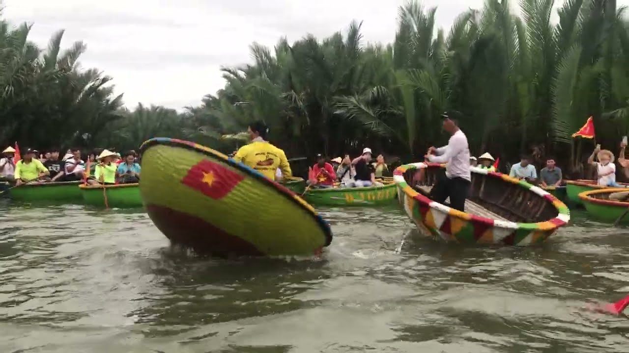 Độc đ&aacute;o với m&agrave;n quay thuyền th&uacute;ng tại rừng dừa Hội An