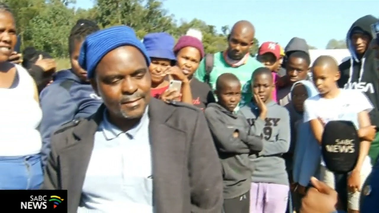 Mqanduli residents block the road from Viegdesville to Coffee Bay demanding proper construction