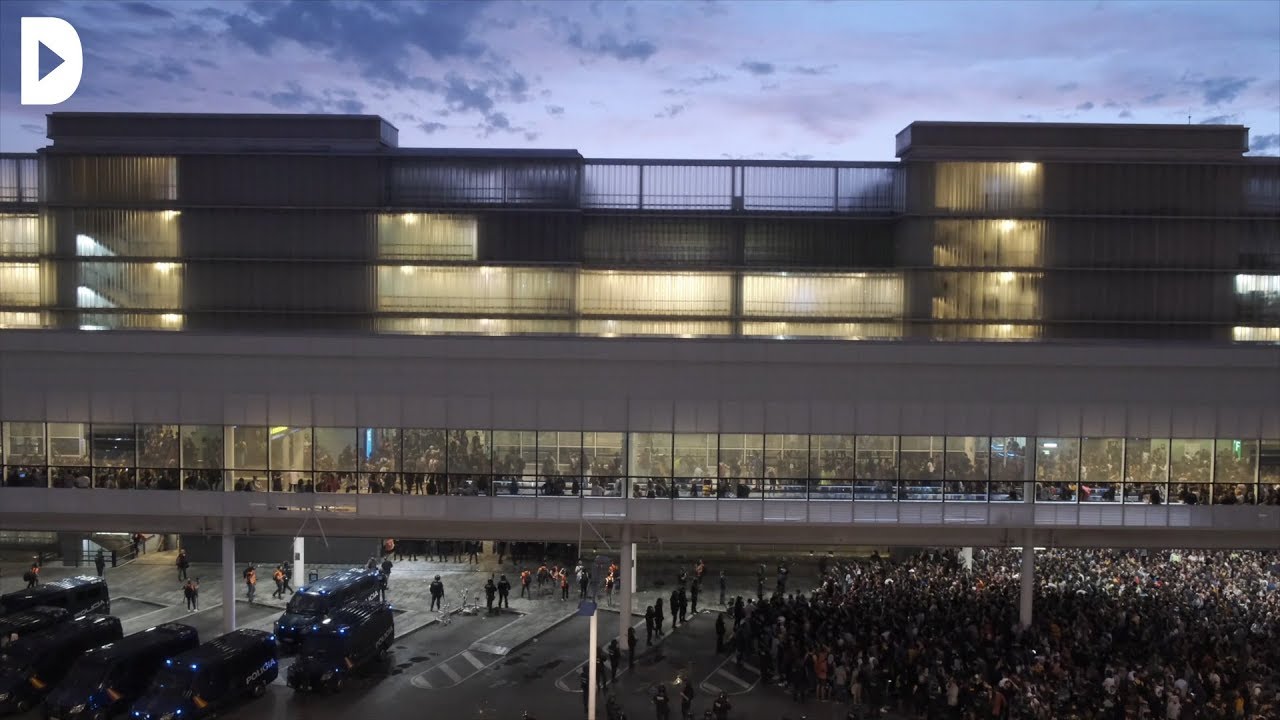 La indignació per la sentència de l'1-O col·lapsa l'aeroport del Prat