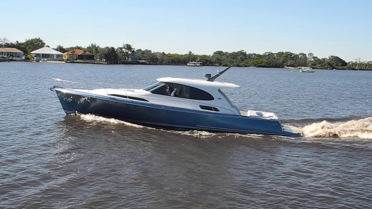 Palm Beach cruiser on the Okeechobee Waterway