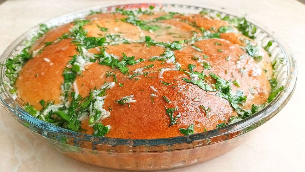 Airy pampushki with garlic filling