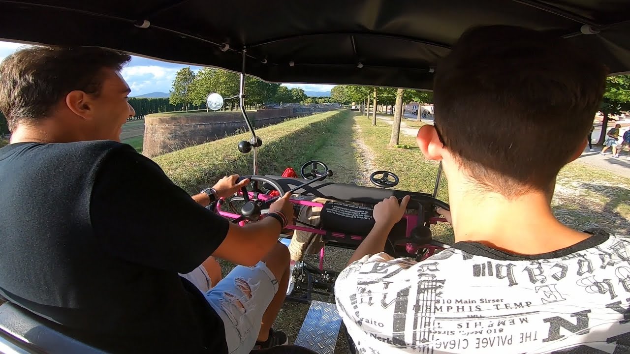 Slalom Tra La Gente Col Risciò. Mura Di Lucca