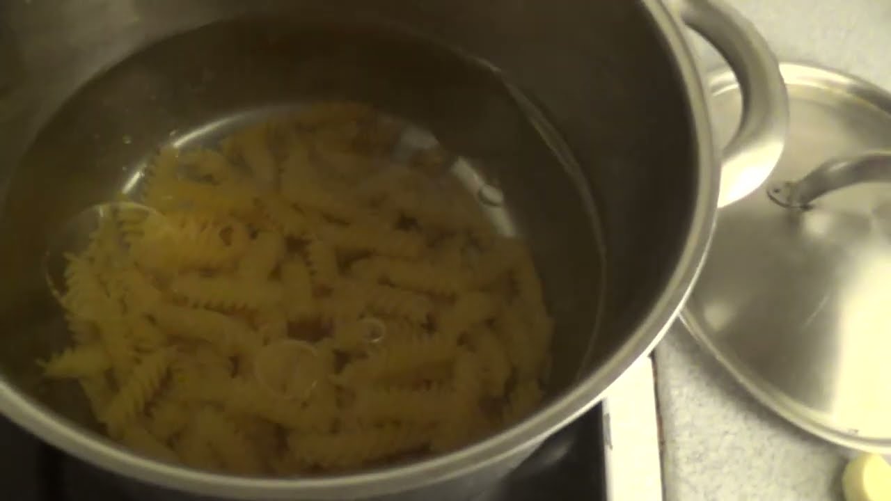 MongoTV_21600 -Billig Varme Retter- Del 159 - Heinz TOMATSUPPE Med PASTASKRUER og PØLSE-28 Kr-1 Af 2