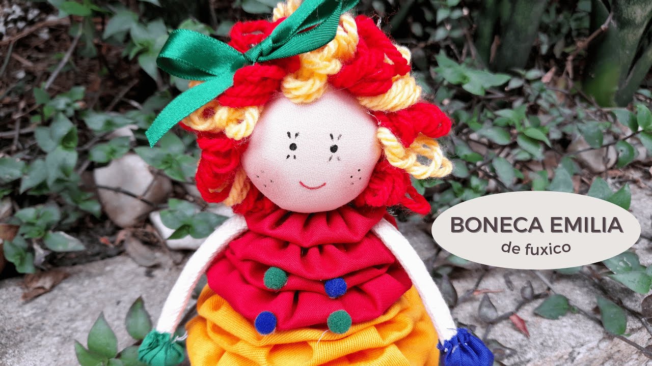 Boneca Emília toda feita de fuxico