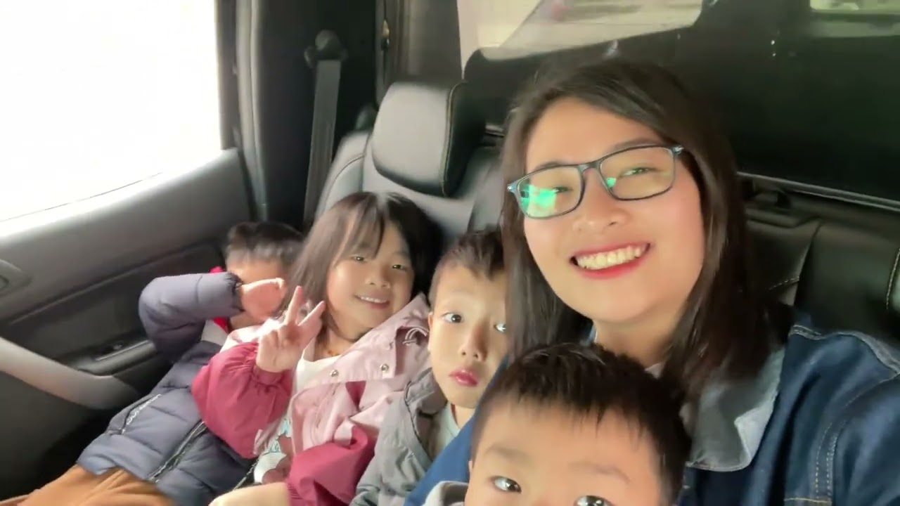 中国老公被越南亲戚围观，每人发20万大红包：为啥媳妇拦着不让？