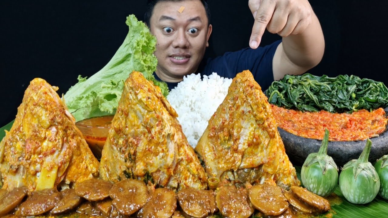 MENIKMATI KESEDERHANAN MAKAN GULAI KEPALA IKAN KAKAP ASAM PEDAS SEMUR JENGKOL LALAPAN MENTAH SAMBEL