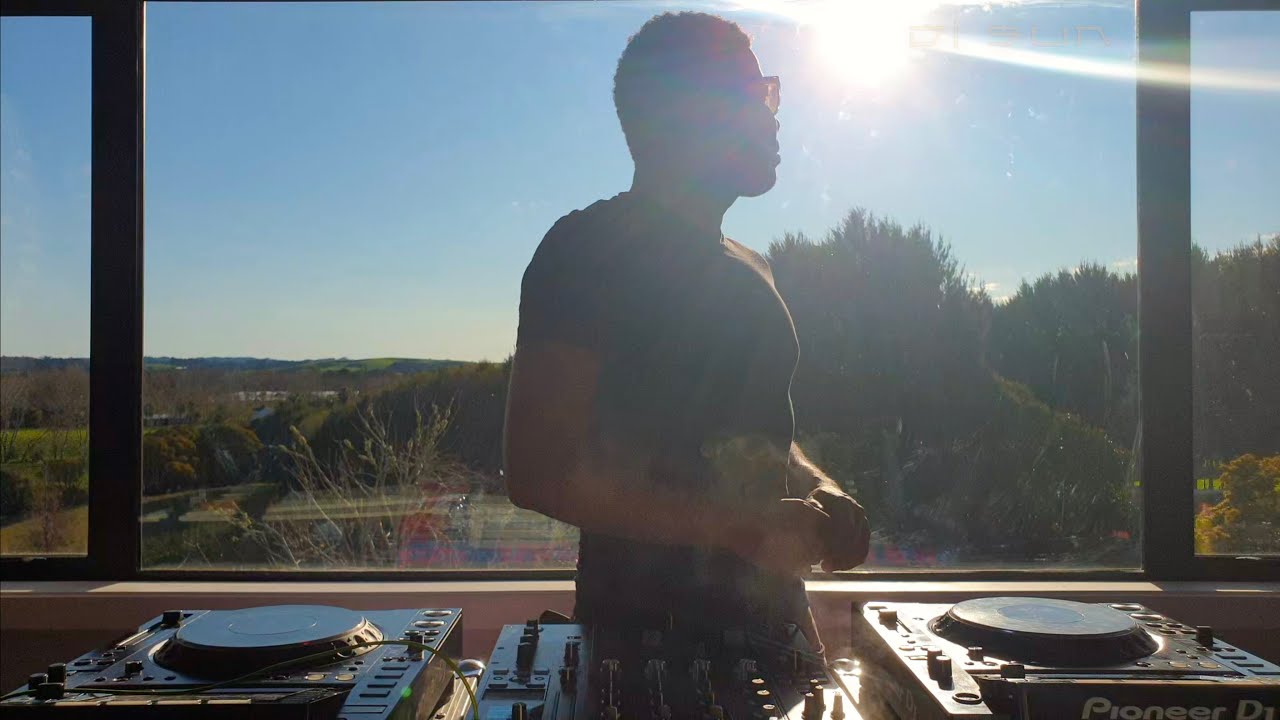 DI SUN ~ Staring into the Sun