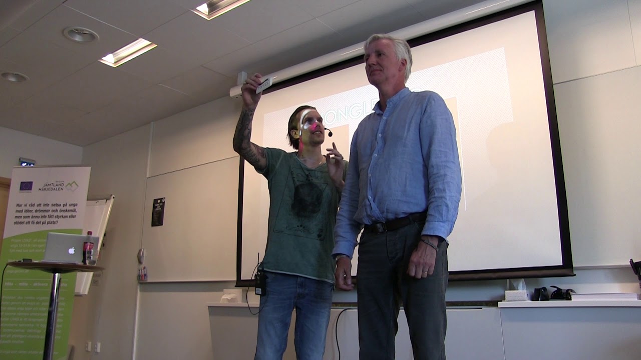 Bobbo hypnotiserar en man under sin föreläsning