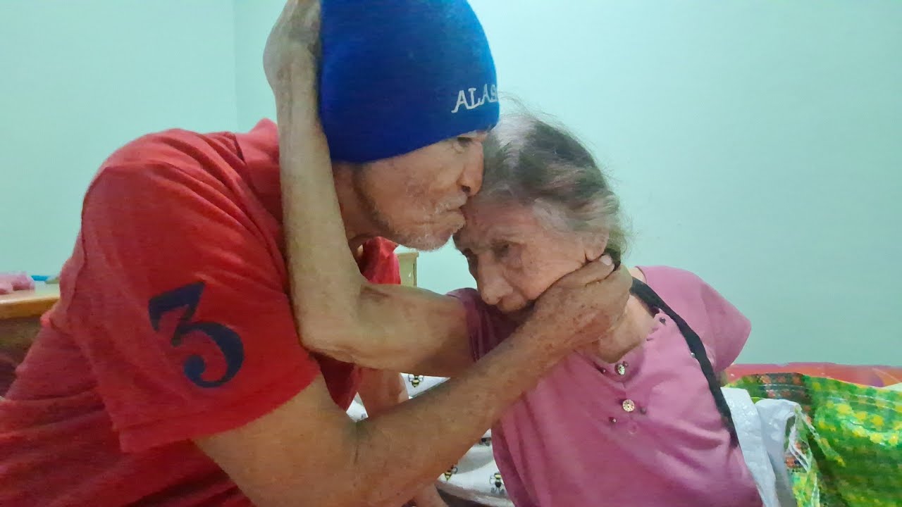 Abuelo Felino Llegó Al Rescate A Consolar A La Abuela 
