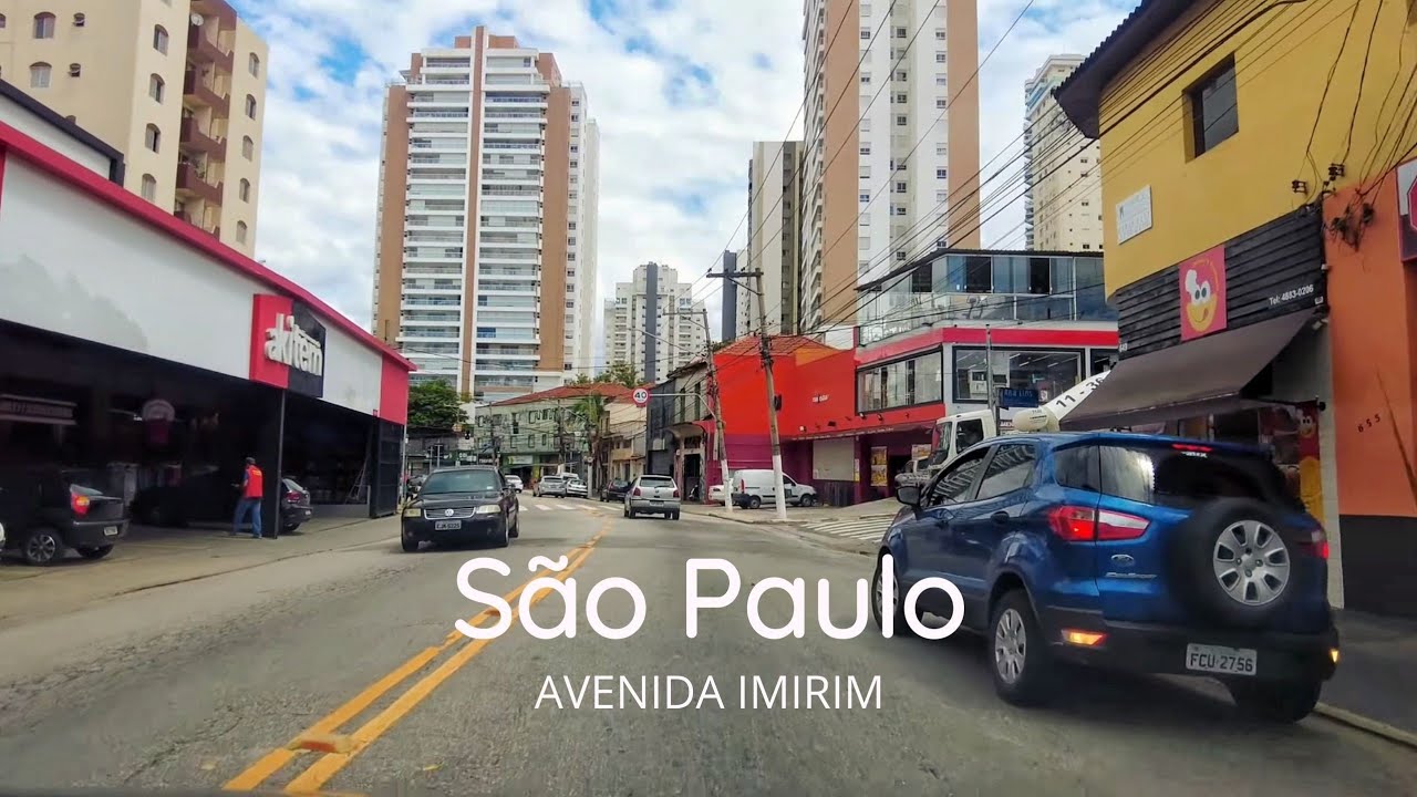 Dirigindo pela Avenida Imirim, zona norte de São Paulo