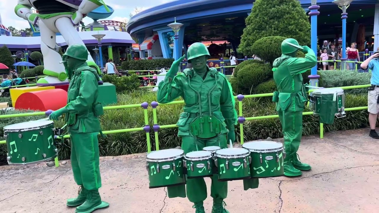 Disney’s Hollywood Studios, Green Army men drum Corps