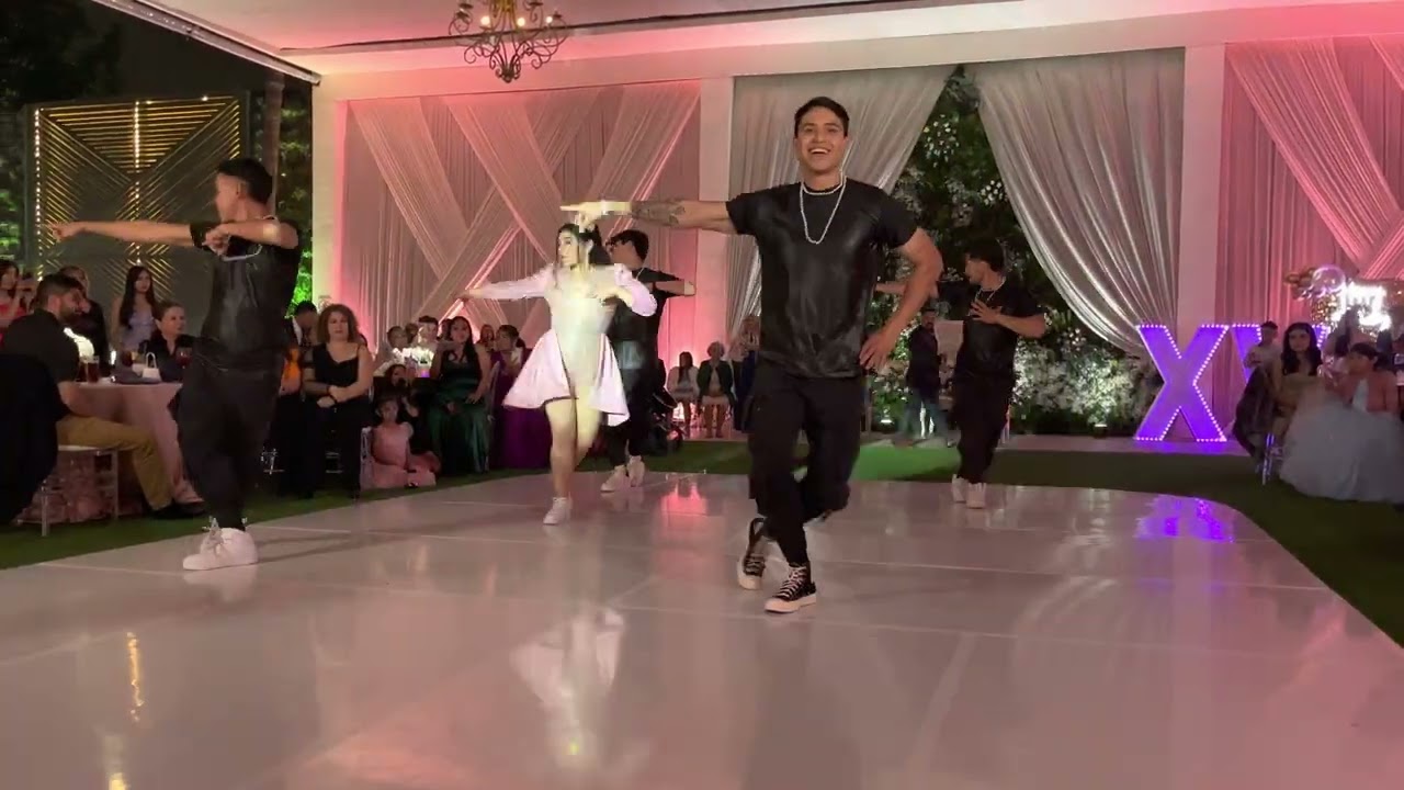 ASÍ DEBERÍAN BAILAR LAS QUINCEAÑERAS/DISFRUTANDO SU BAILE SORPRESA 🎉 EL MEJOR SHOW DE CHAMBELANES😘