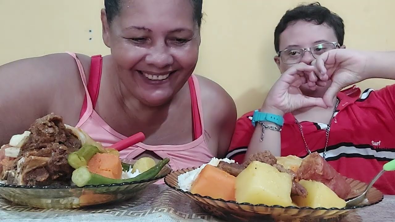 COMENDO CUZIDAO DE CARNE DE BOI E CALABRESA DEFUMADA COM BASTANTE VERDURAS QUIABO ABÓBORA BATATINHA