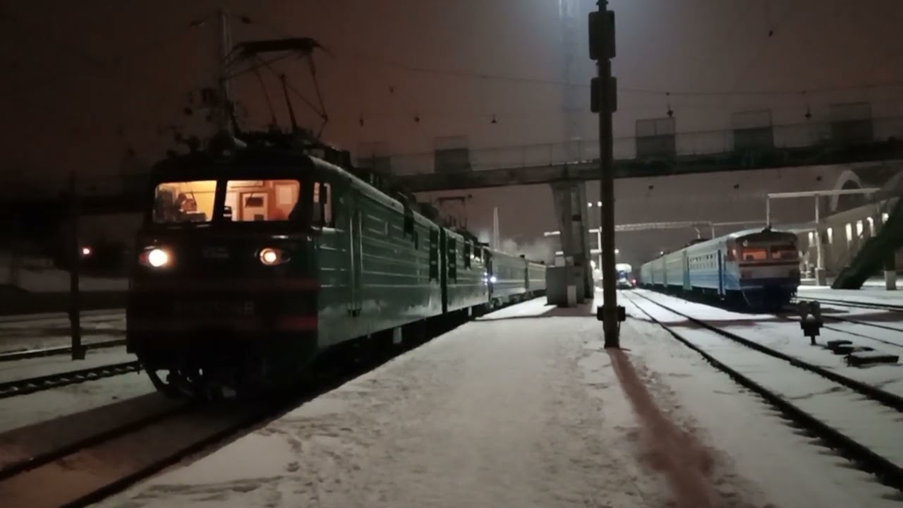 ВЛ82М-048 отправляется со станции Харьков-Пасс. с поездом № 45