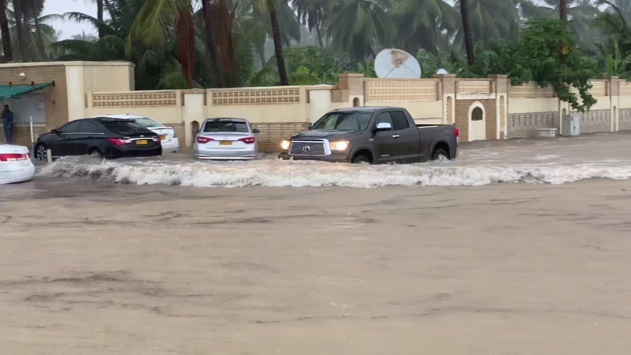 أمطار غزيرة وغرق شوارع في مدينة صلالة جراء المنخفض الجوي