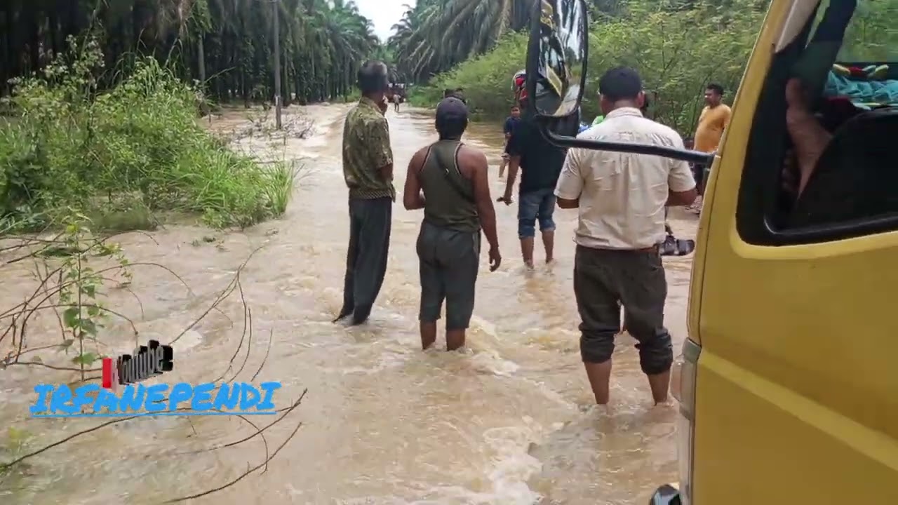 Truk CPO melintasi banjir besar PTPN4 Sosa .