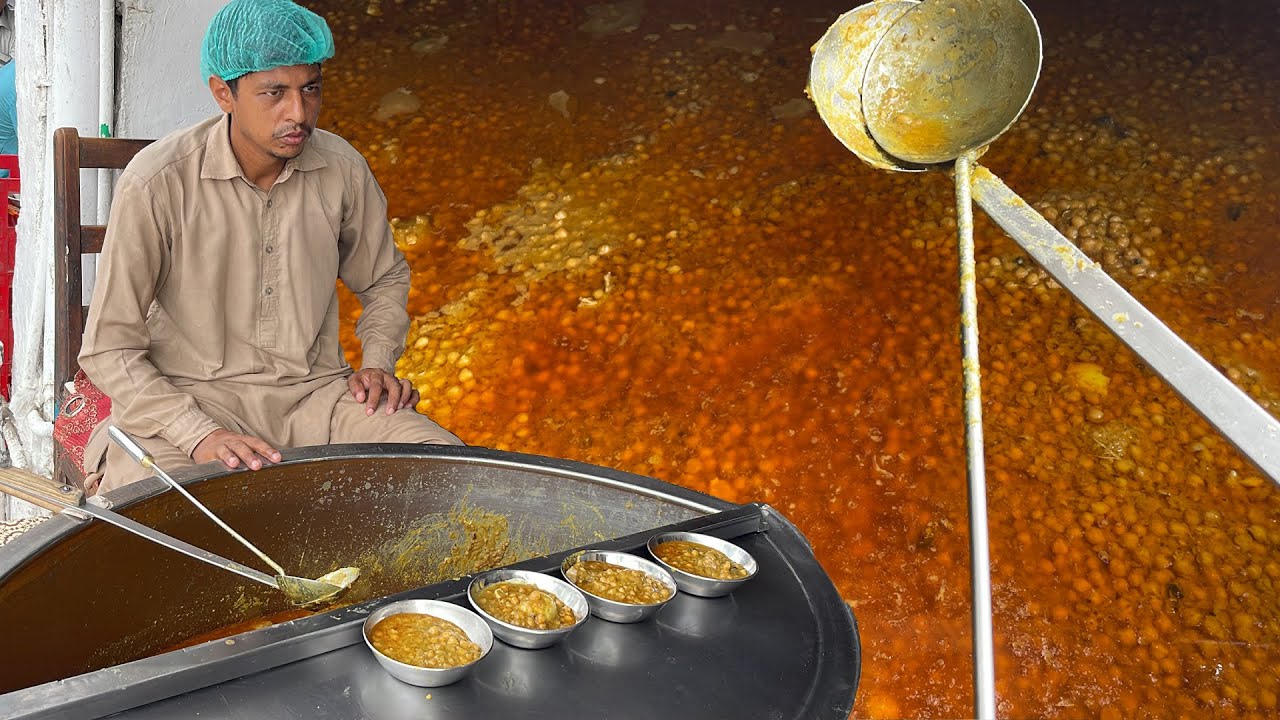 Famous Lahori Breakfast Chickpea | Goga Naqeeba Murgh Chanay Model Town Lahore | Chana Chole