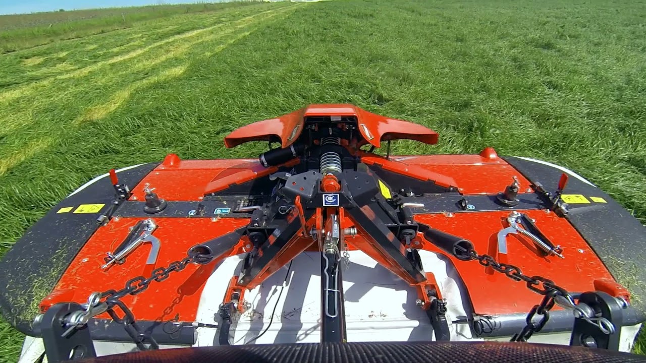 KUHN - PZ 8831 Faucheuse Triple à Tambours (en action)