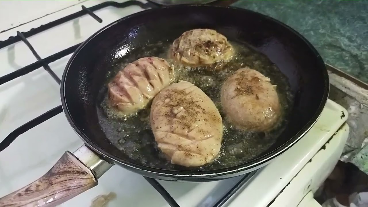 Fudulii de berbec pregatit intrun mare fel ala Lai o delicatese cu cartofi aurii .