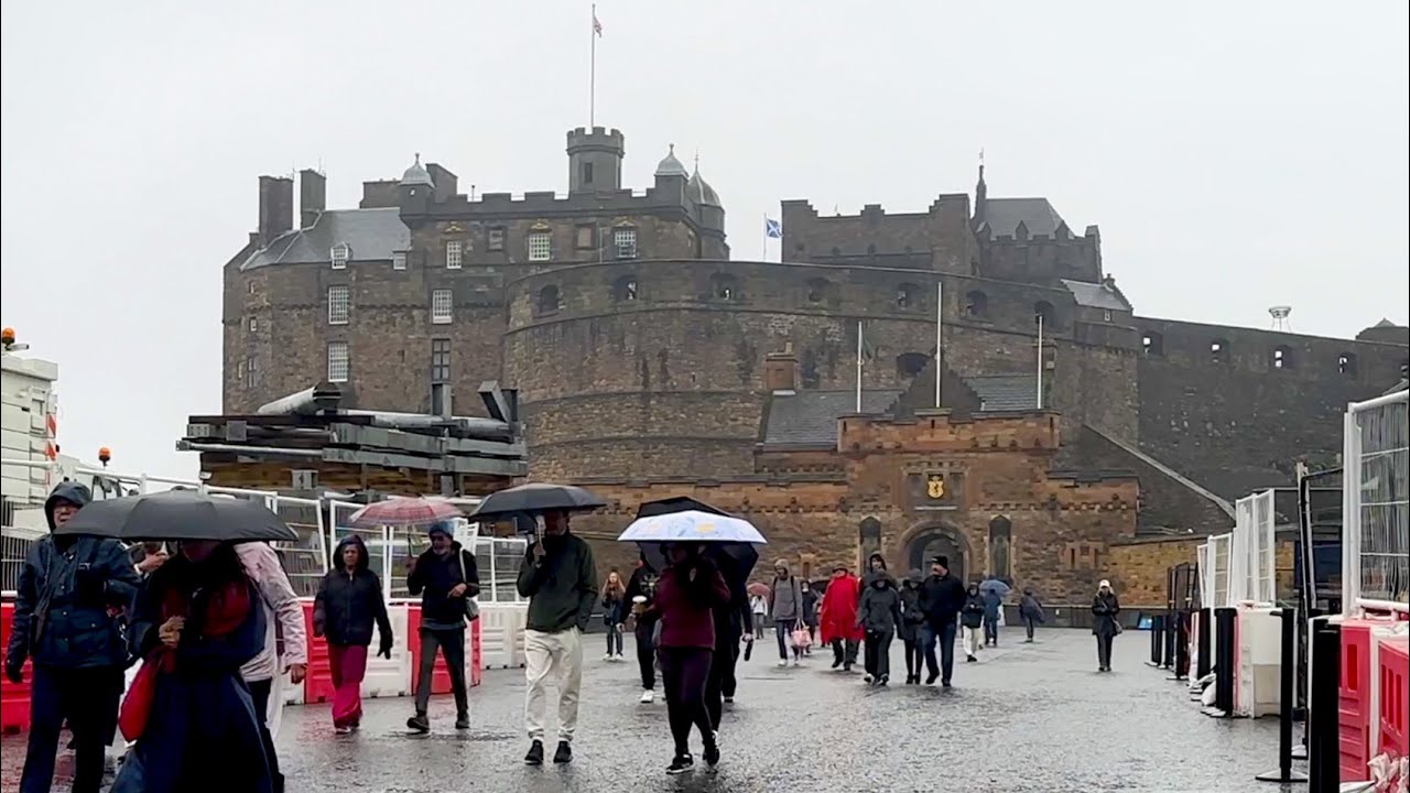 Walking in the Rain in Edinburgh, Scotland | (Binaural City Sounds) 4k Rain Ambience
