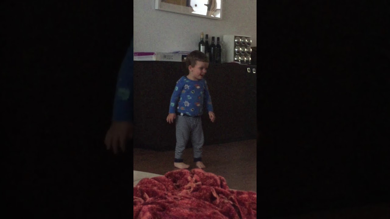 Tutu cantando brilha brilha estrelinha