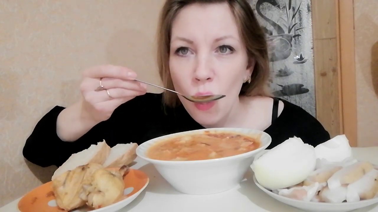 Мукбанг кушаю борщ сало лук  в 22:30