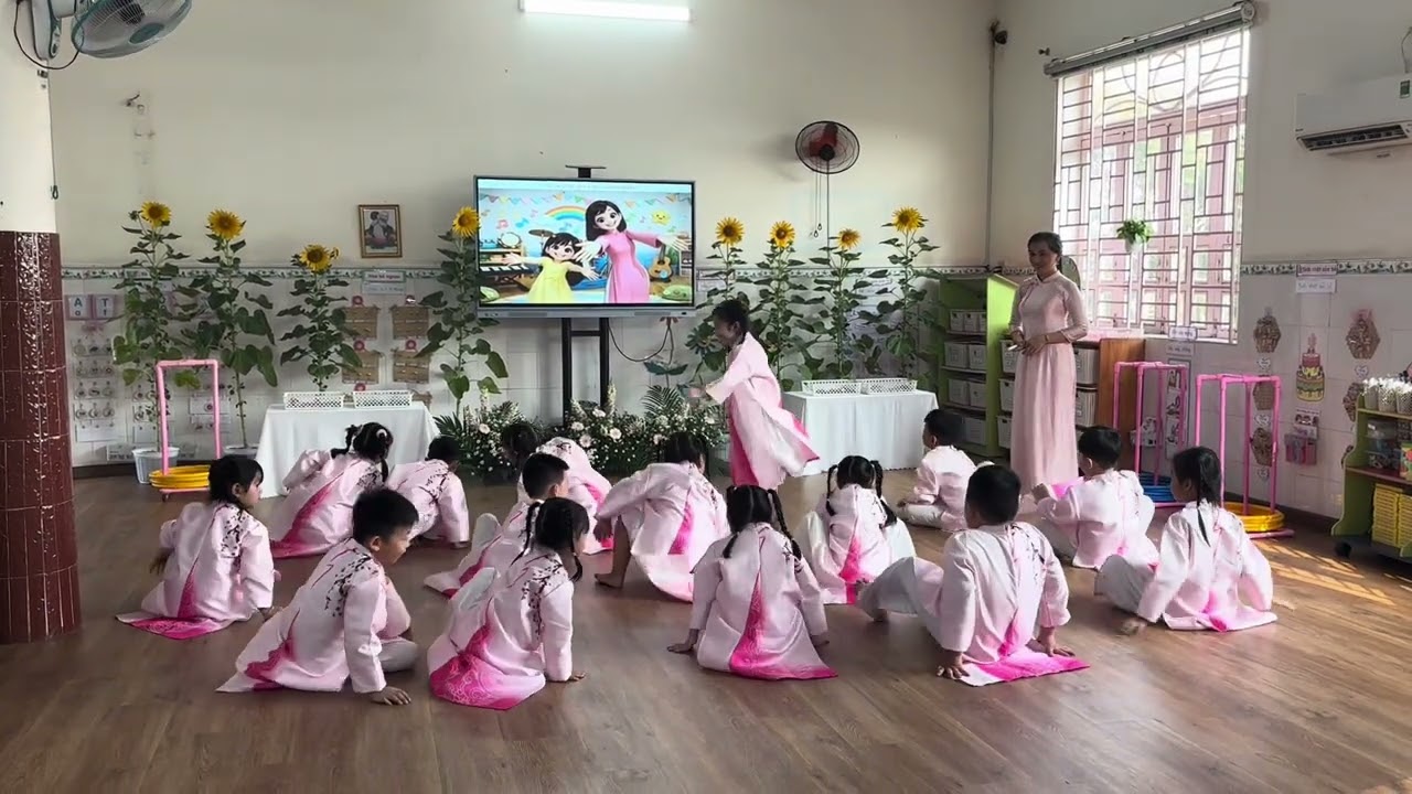 Trường Mn Quỳnh hương- Ứng dụng công nghệ số trong HĐGD- Đề tài: VTTTPH bài hát “Quà 8/3” Lớp  Lá 2.