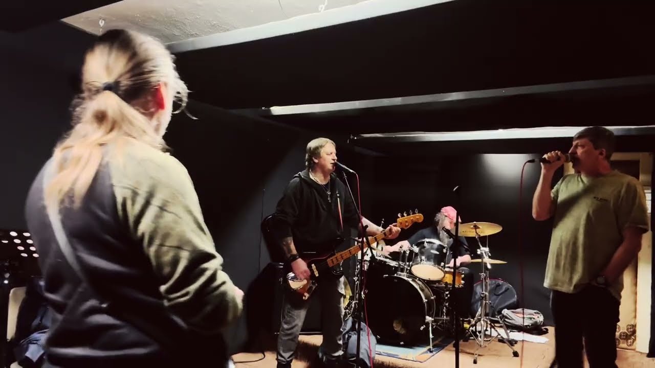IRAS - zkušebna “Brácho hraj ten tvrdej Riff !!!”