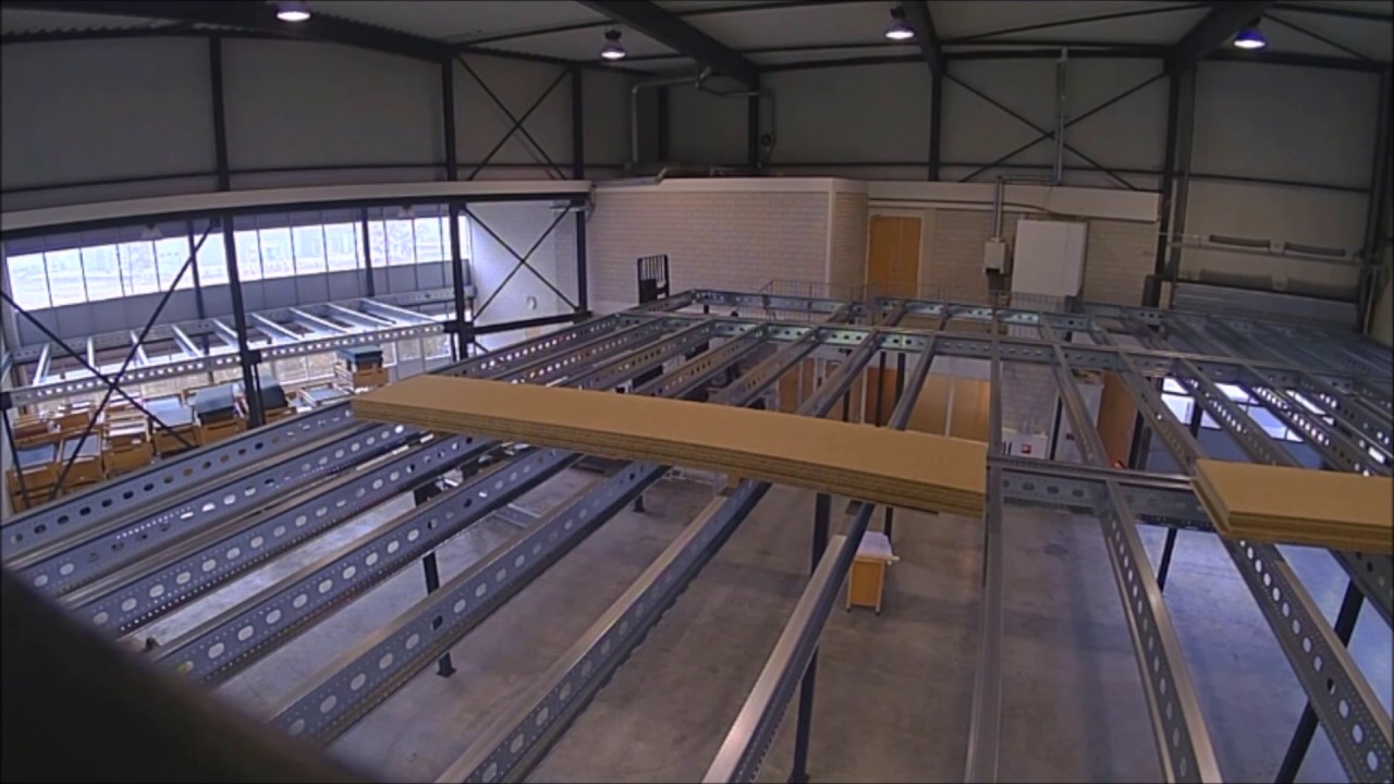 De bouw van een systeemvloer met verschillende niveau's.