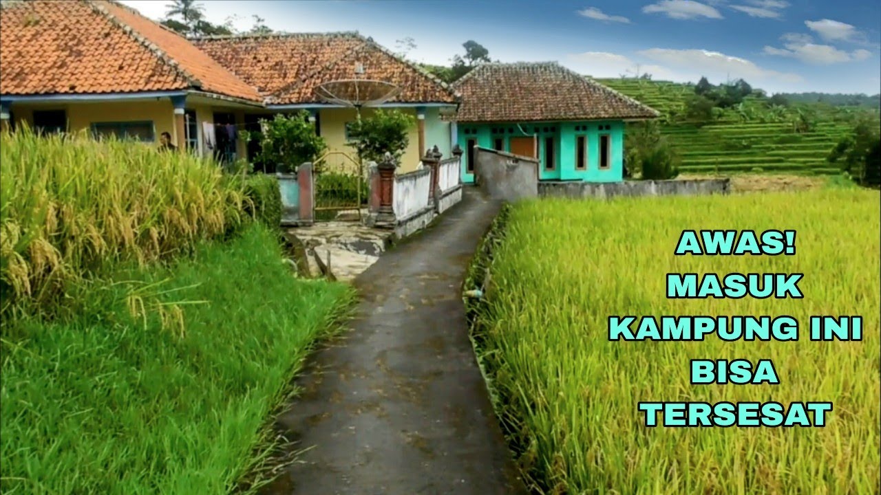 Suasana kampung kecil sepi seperti tanpa penghuni