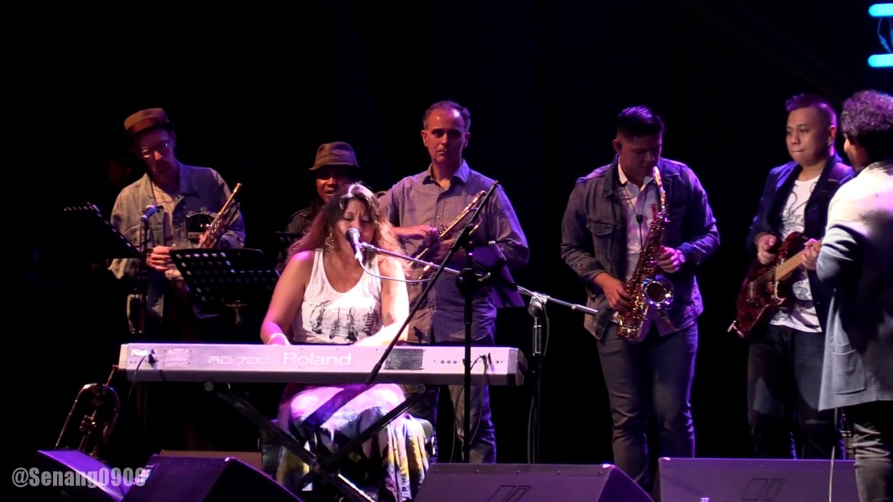 Tompi ft. Nita Aartsen - Tak Pernah Setengah Hati ~ Menghujam Jantungku @ JJF 2017 [HD]