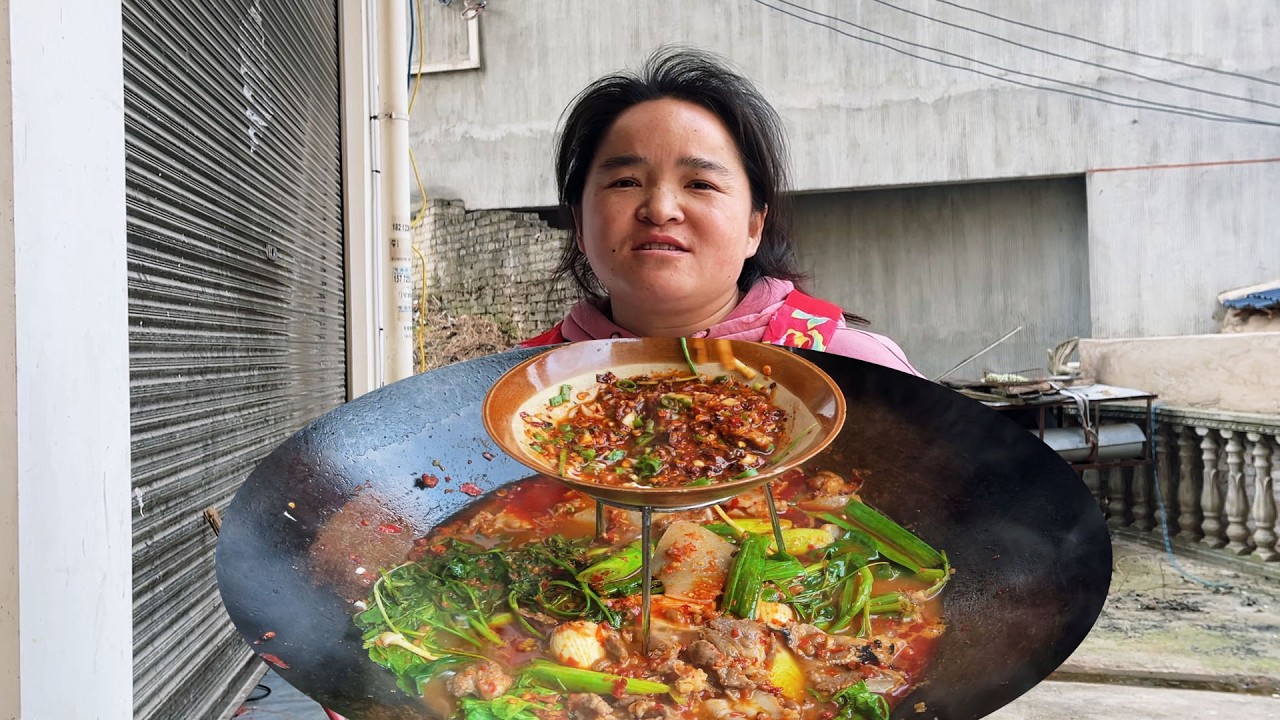老女人好久没吃肉，来一道地摊火锅，臭中带香，终于吃饱饭了