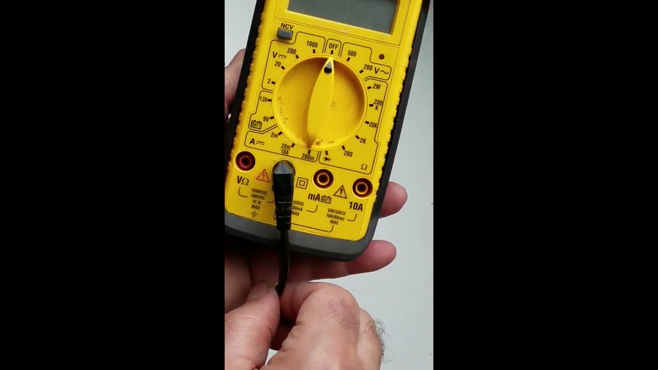 1. Uso de un voltímetro para baterías pequeñas