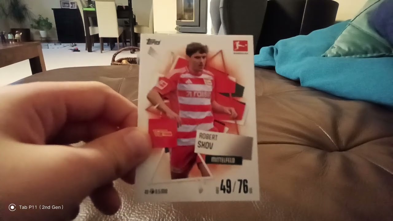 Ich Hefte meine Bundesliga Fußballkarten ein. Sammelspaß