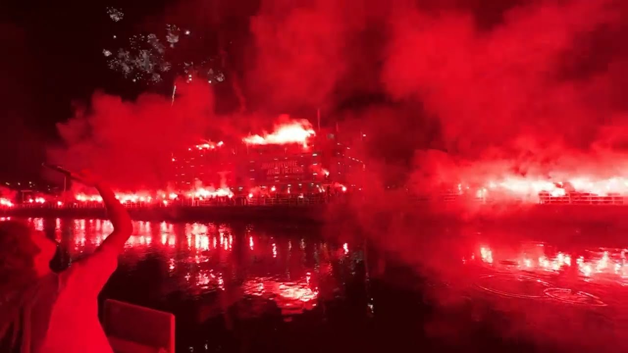 Supporters AZ vieren 450 jaar Alkmaar Ontzet met rode vuurzee van 450 fakkels en vuurwerk