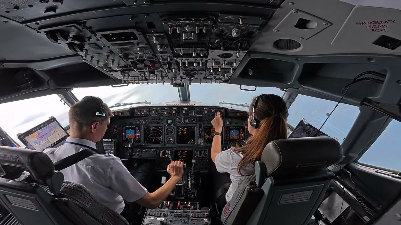 Эпическая посадка BOEING 737 в сильный ливень, аэропорт Ниццы, Лазурный Берег, RWY04L | Вид из ка...