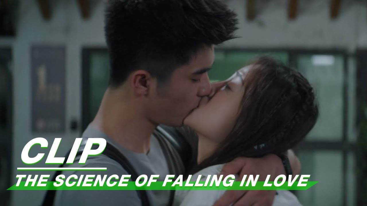 Yuhe Pulls Chengcheng in for a Kiss | The Science of Falling in Love EP12 | 理科生坠入情网 | iQIYI