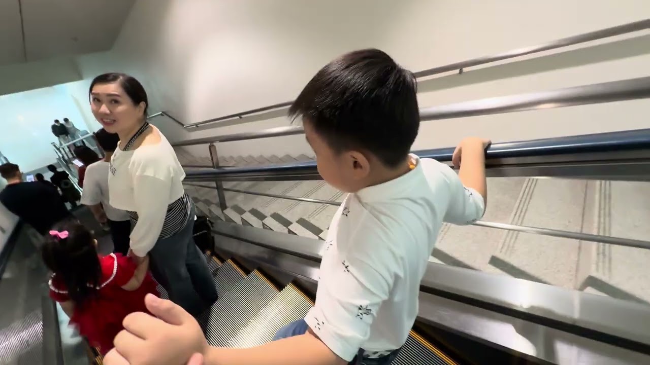 Mùng 1 Tết nhà em đi Lào nhé 