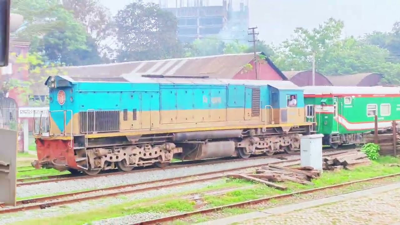 A luxury train in the eastern region || South Asian train. 🚂🫰