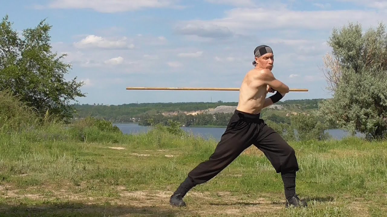 Martial arts: long stick, rotation.