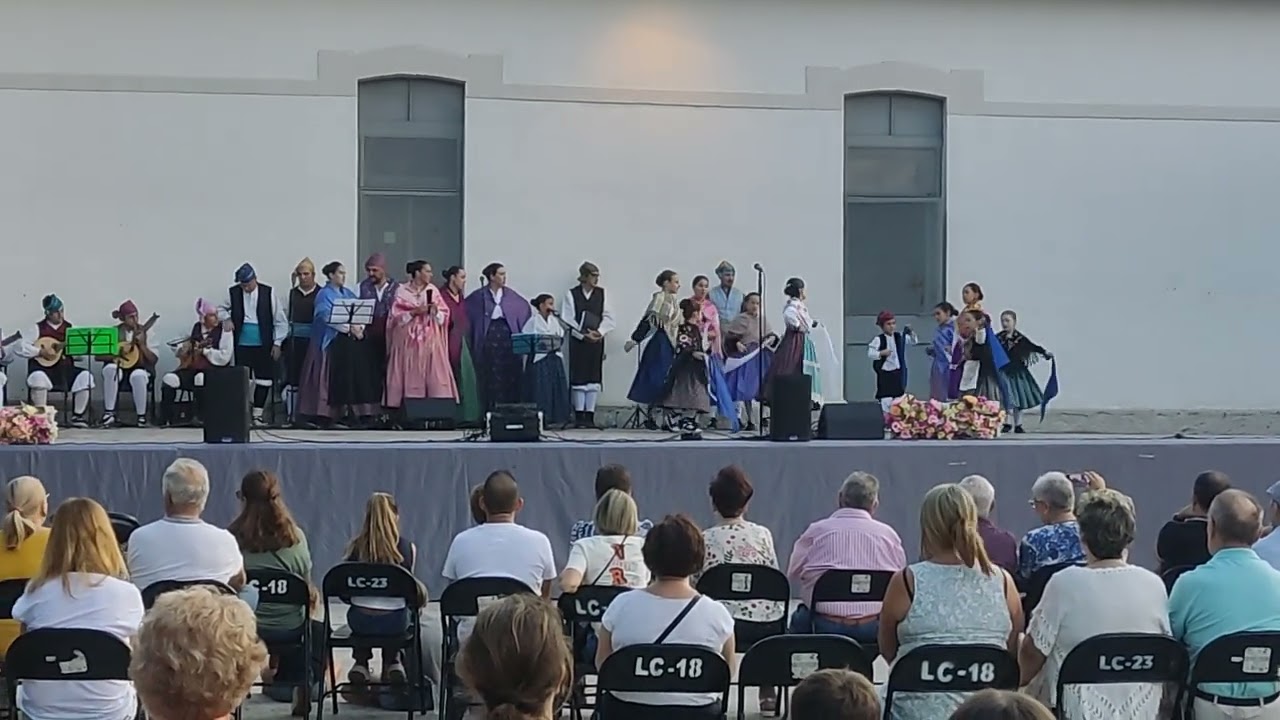 Actuación del grupo de Baile de niños de la Asociación Cultural el Peirón