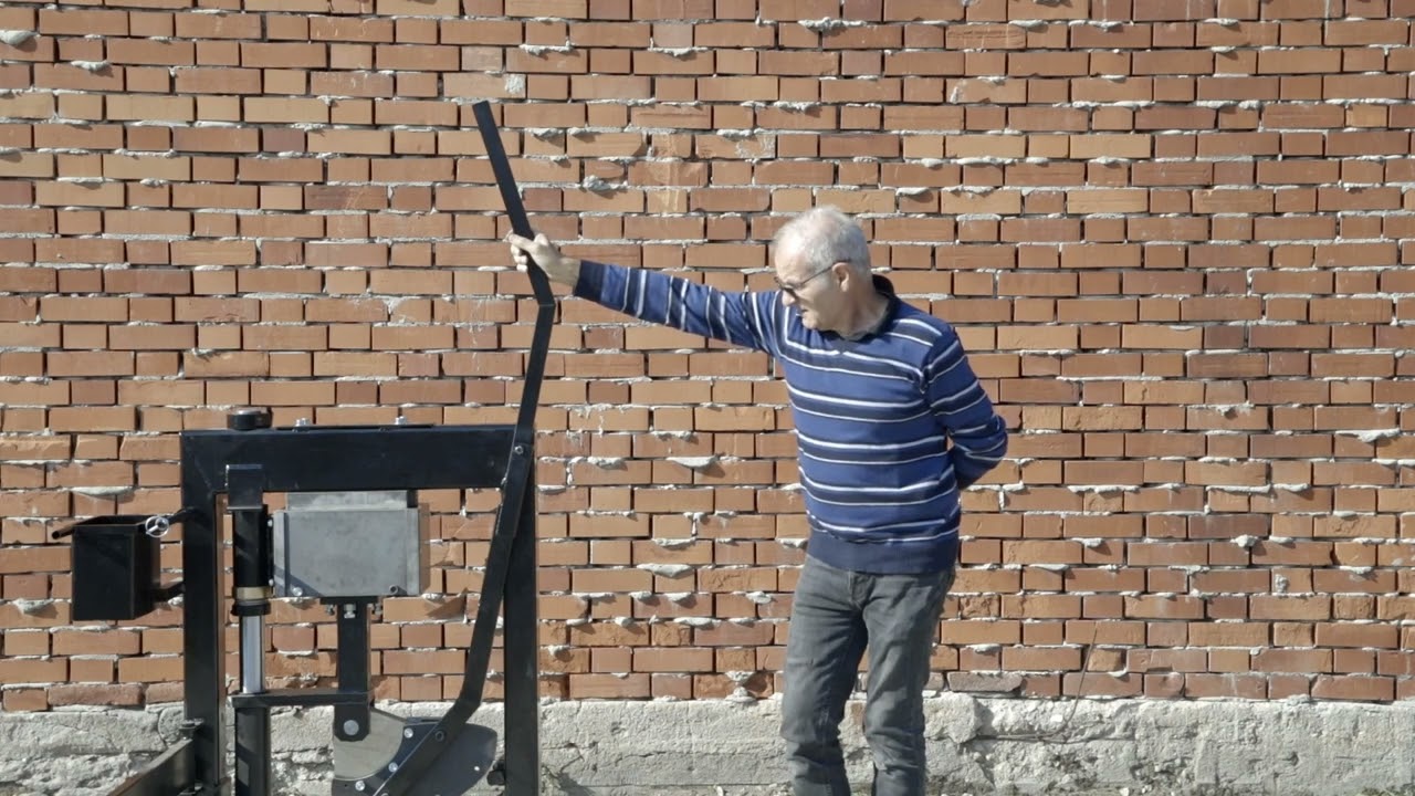 MANUAL PRESS FOR BRICK BLOCK IN RAW EARTH CALLED 