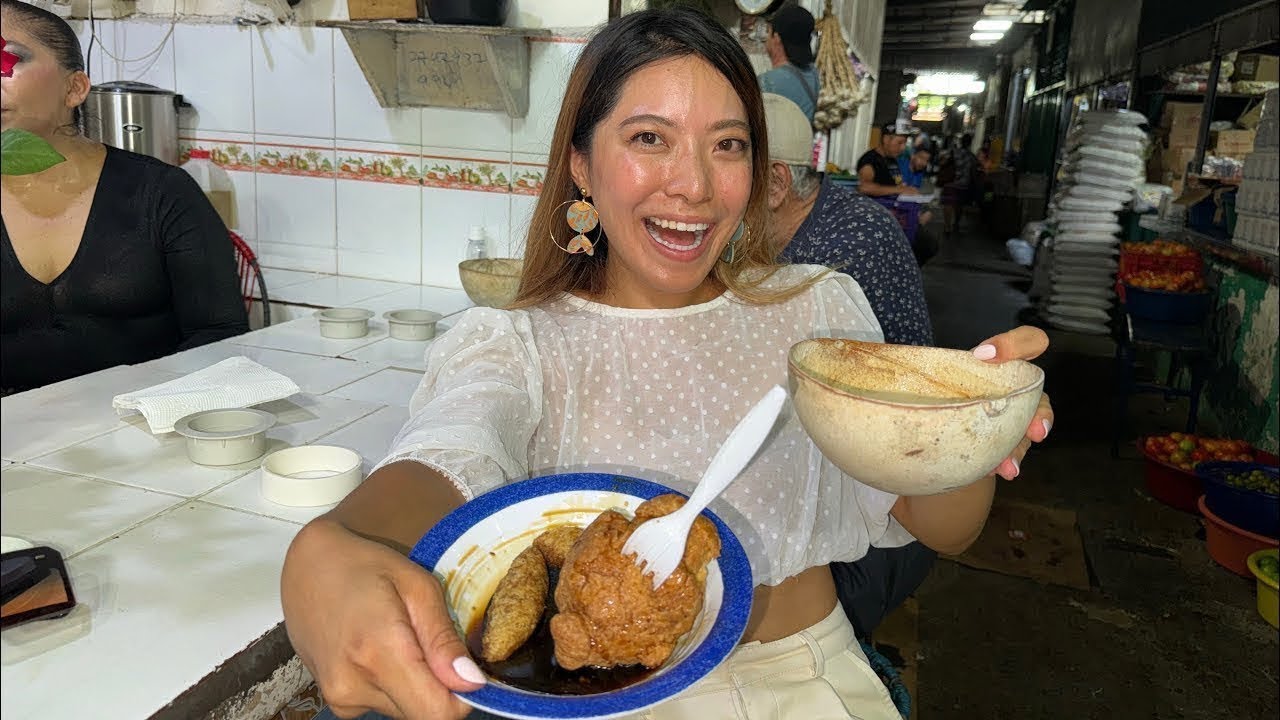 Japonesa probando COMIDA SALVADOREÑA🇸🇻en Santa Tecla por PRIMERA VEZ