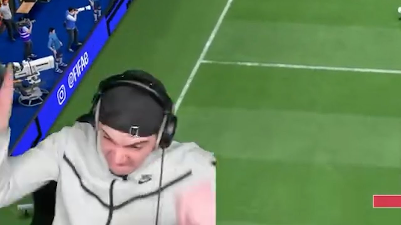 Sebas de Jong rage en slaat PS5 controller stuk! | FIFA 22