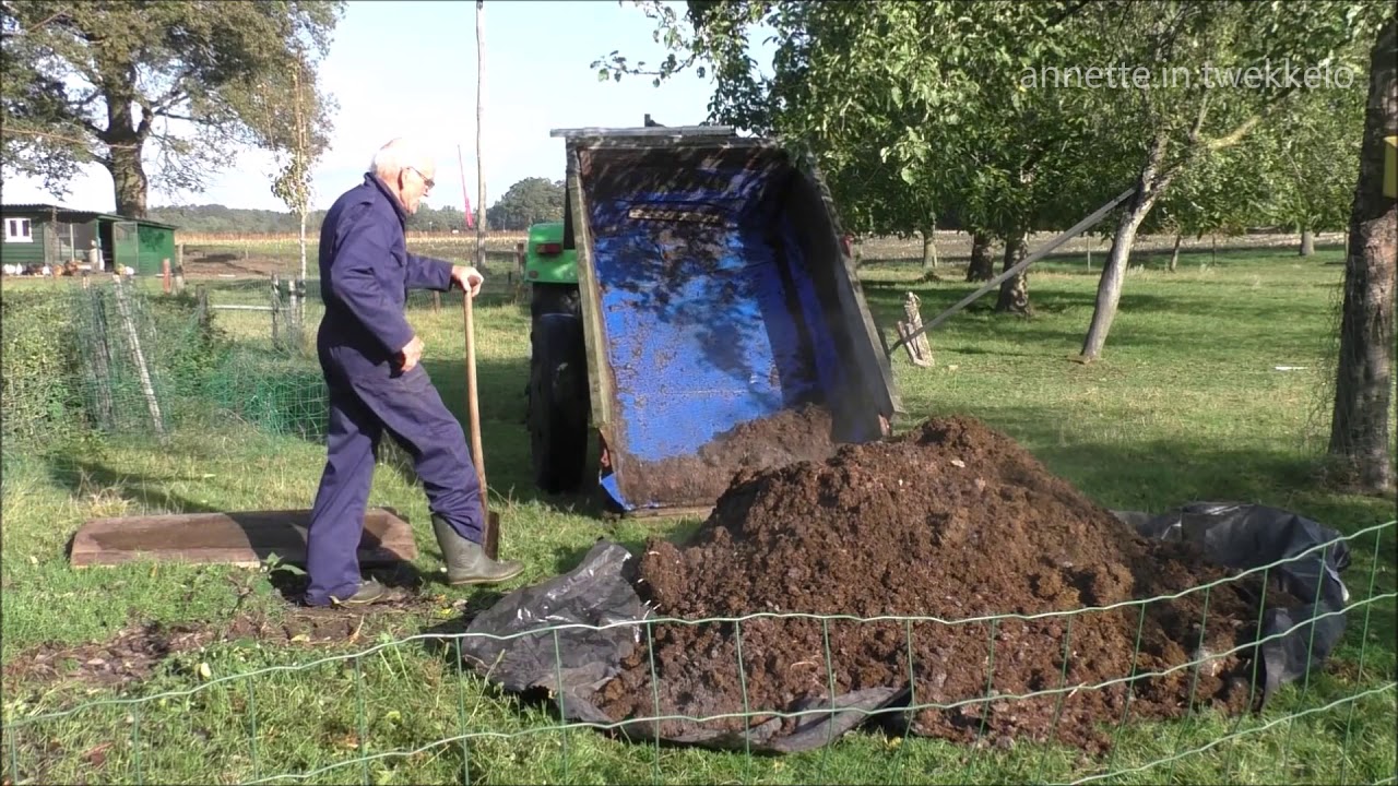 Bramen snoeien en mest halen voor de kwekerij