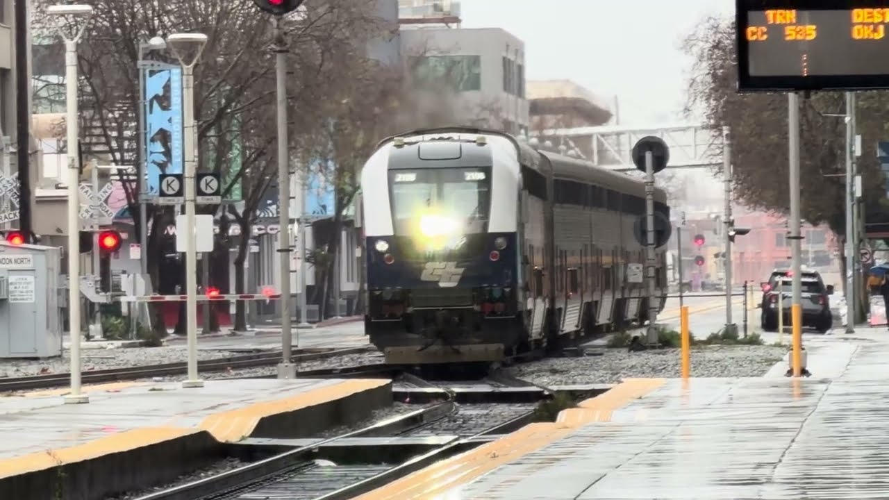 Поезд Amtrak Capitol Corridor № 535/ № 532 на станции Oakland Jack London Square, Окленд, Калифор...